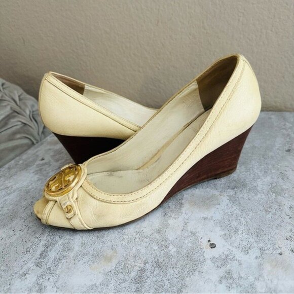 Tory Burch Off White Leather Logo Embellished Wedge Pumps Size 8 - Picture 2 of 12